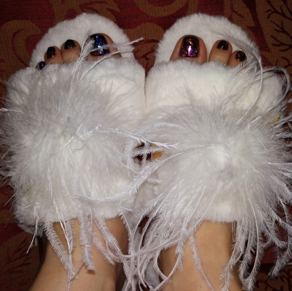 Women's Memory Foam Fuzzy Slide Slippers - Picture 1 of 7